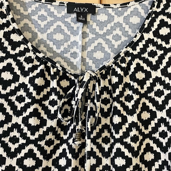 Sleeveless Top Cream and Black size Small/Medium - Picture 4 of 6